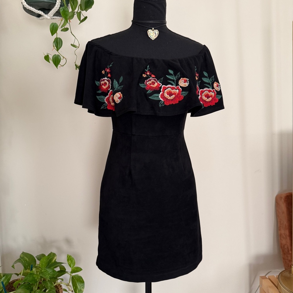 Embroidered Elegant Off-the-Shoulder-Dress